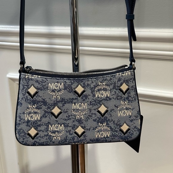 Aren Shoulder Bag in Vintage Monogram Jacquard - Picture 7 of 7